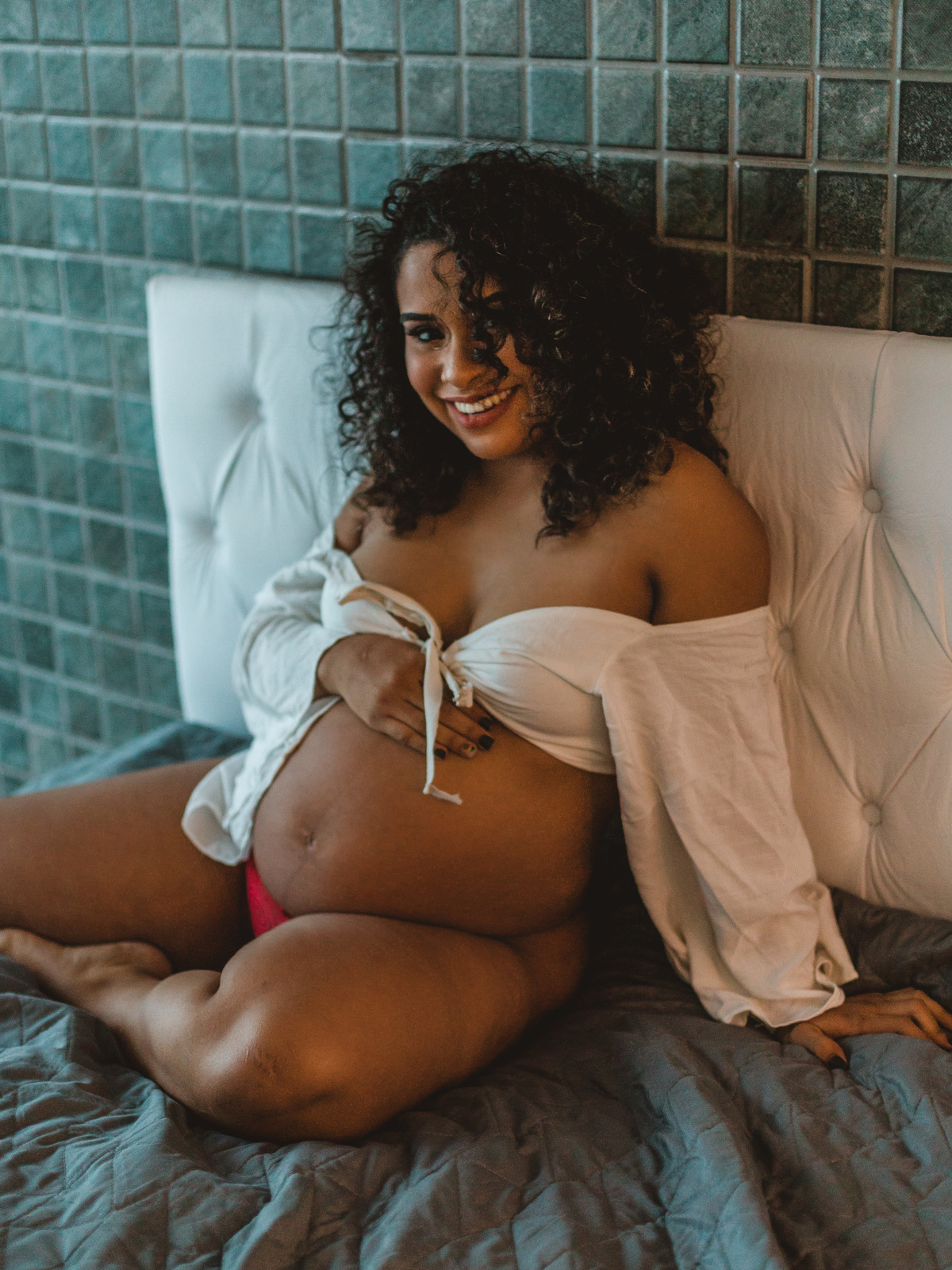 ensaio-feminino-gestante-gravida-lingerie-sorriso