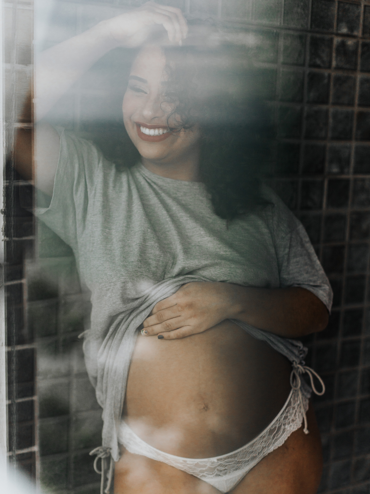 ensaio-feminino-gestante-em-santos-lifestyle-casual-sorrindo