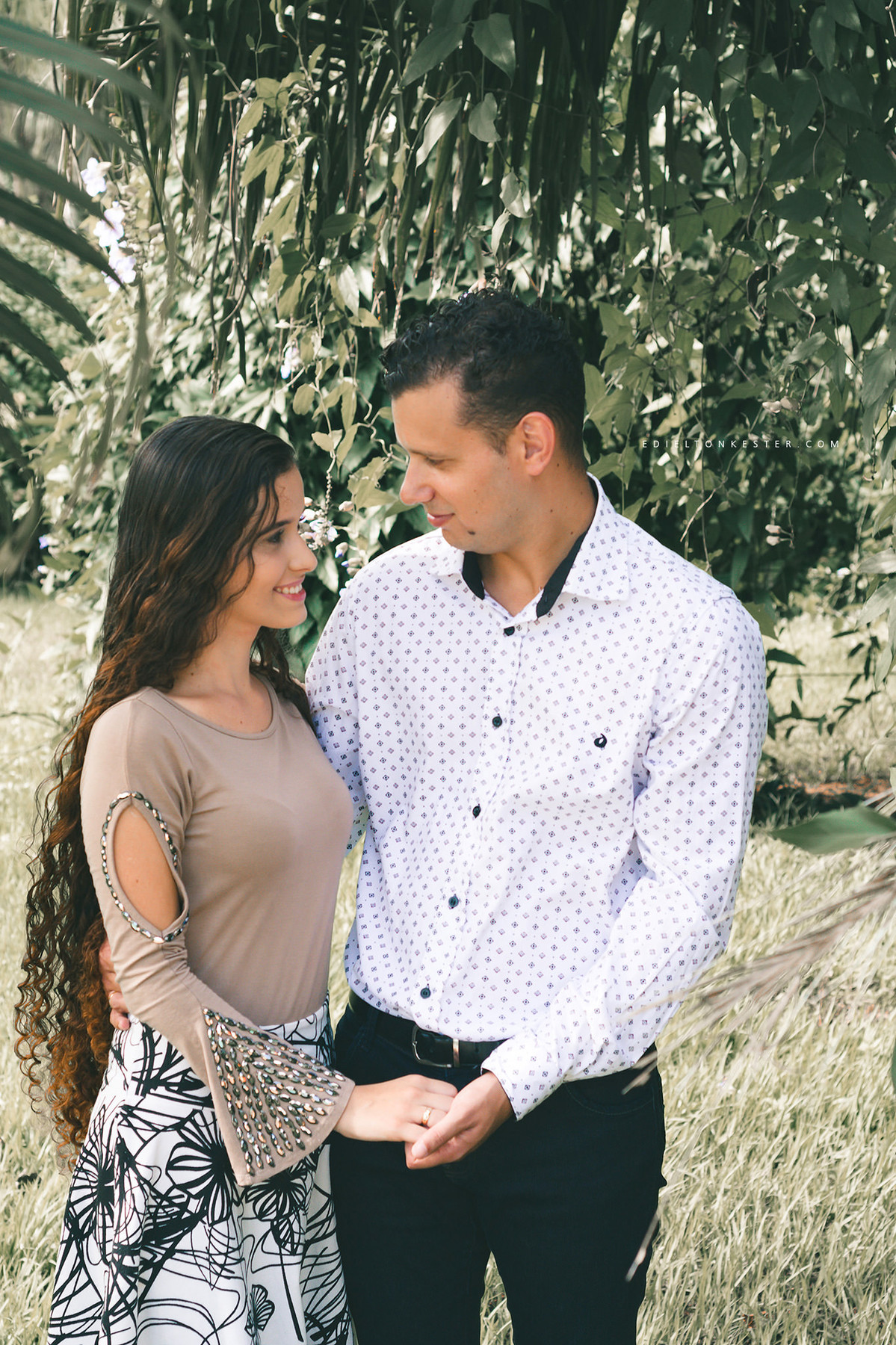 noivos de maos dadas se olhando