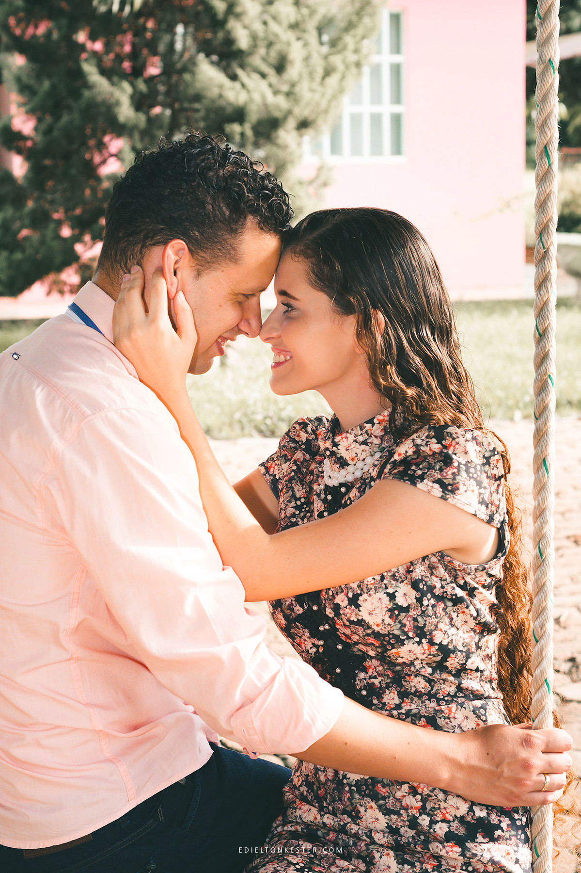 noiva fazendo carinho em seu amado em ensaio pre casamento