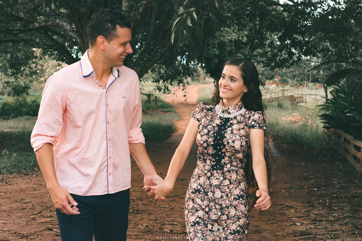 noivos correndo e sorrindo de maos dadas