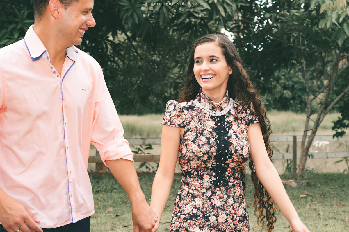 noivos correndo e sorrindo de maos dadas