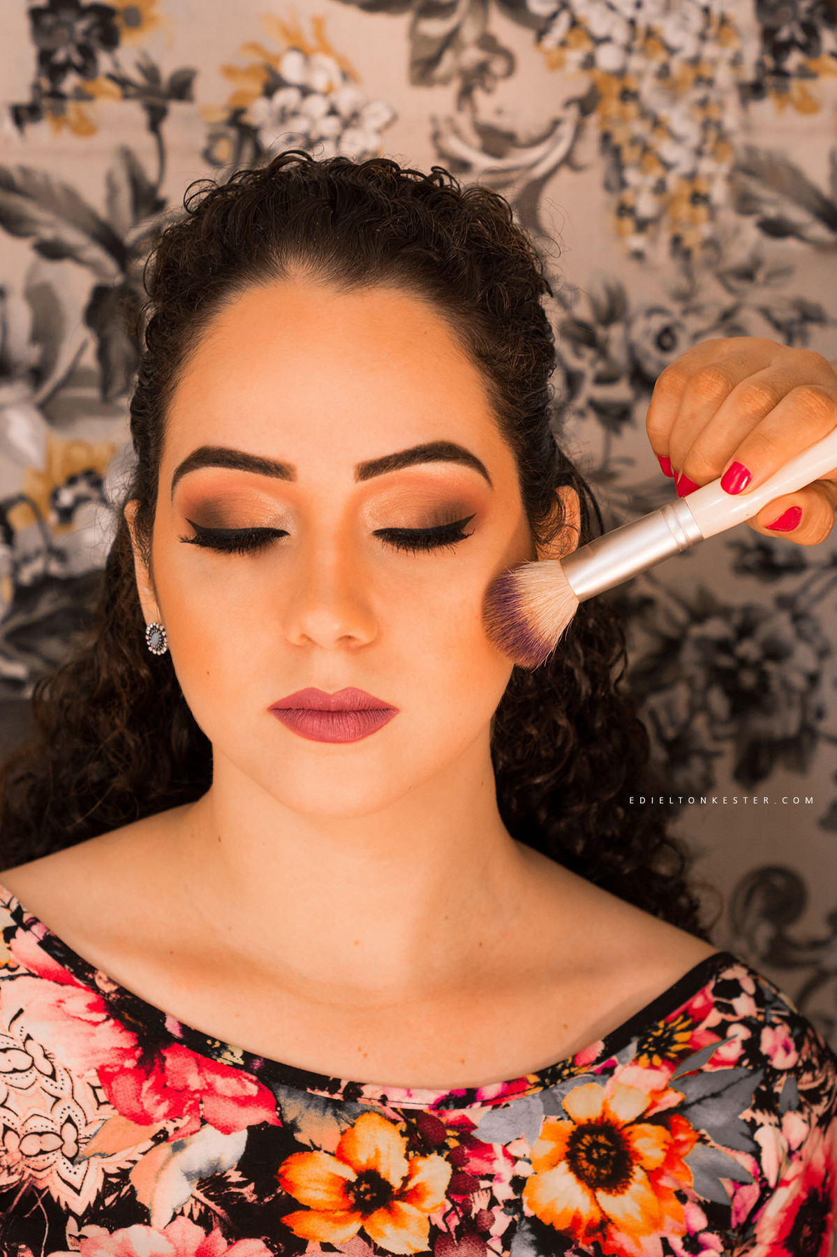 noiva se maquiando para o casamento, edielton kester fotografo de casamentos ro