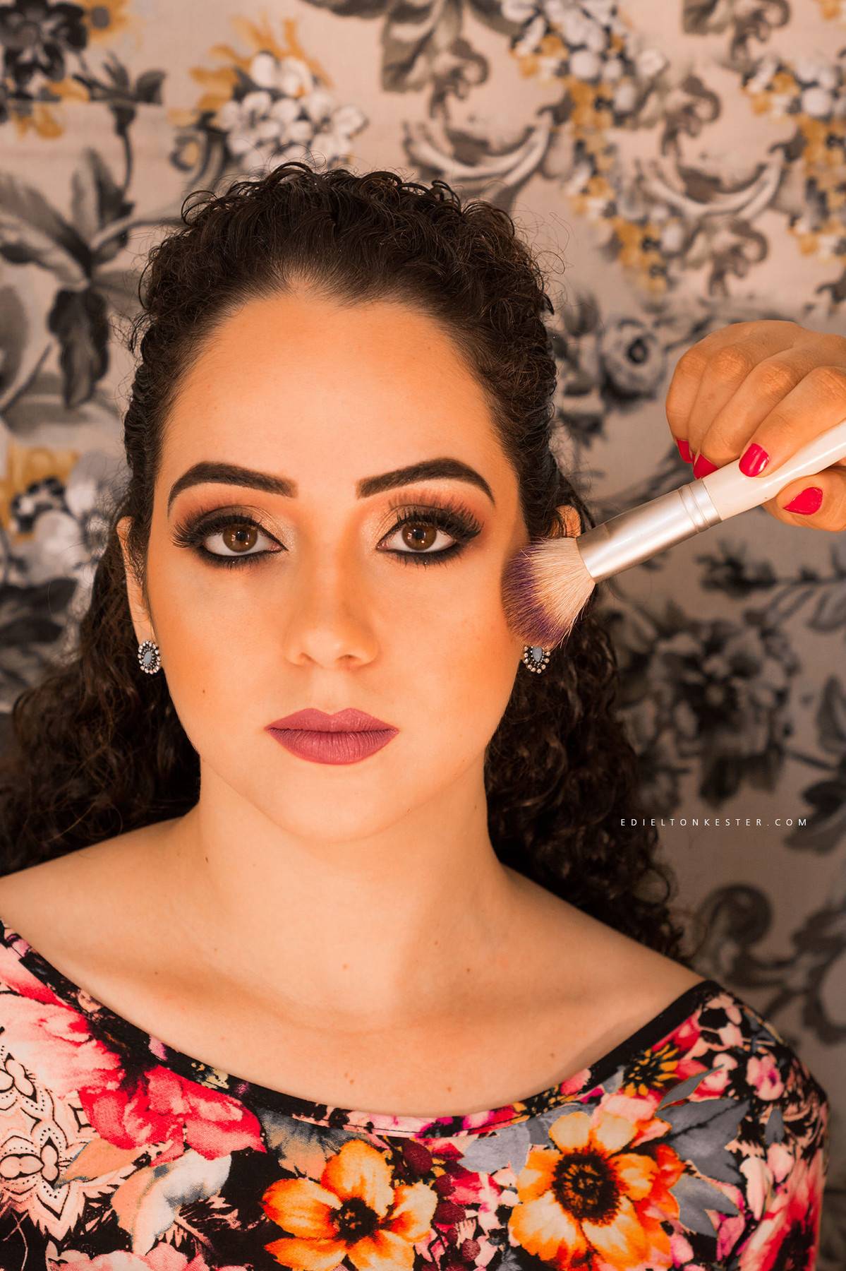 noiva se maquiando olhando para foto em seu making of para o casamento, fotos feitas pelo fotografo de casamento edielton kester