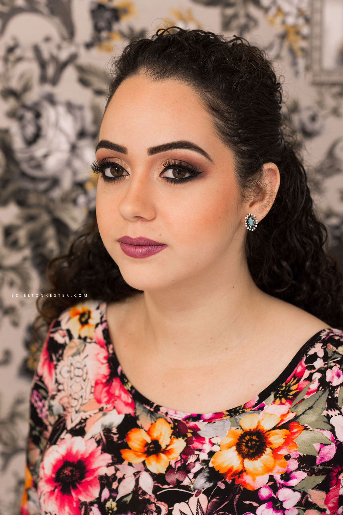 noiva se maquiando olhando para foto em seu making of para o casamento, fotos feitas pelo fotografo de casamento edielton kester