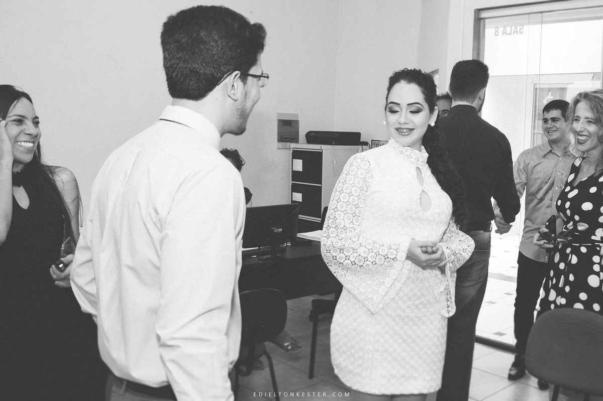 noivos se encontrando no casamento civil e sorrindo