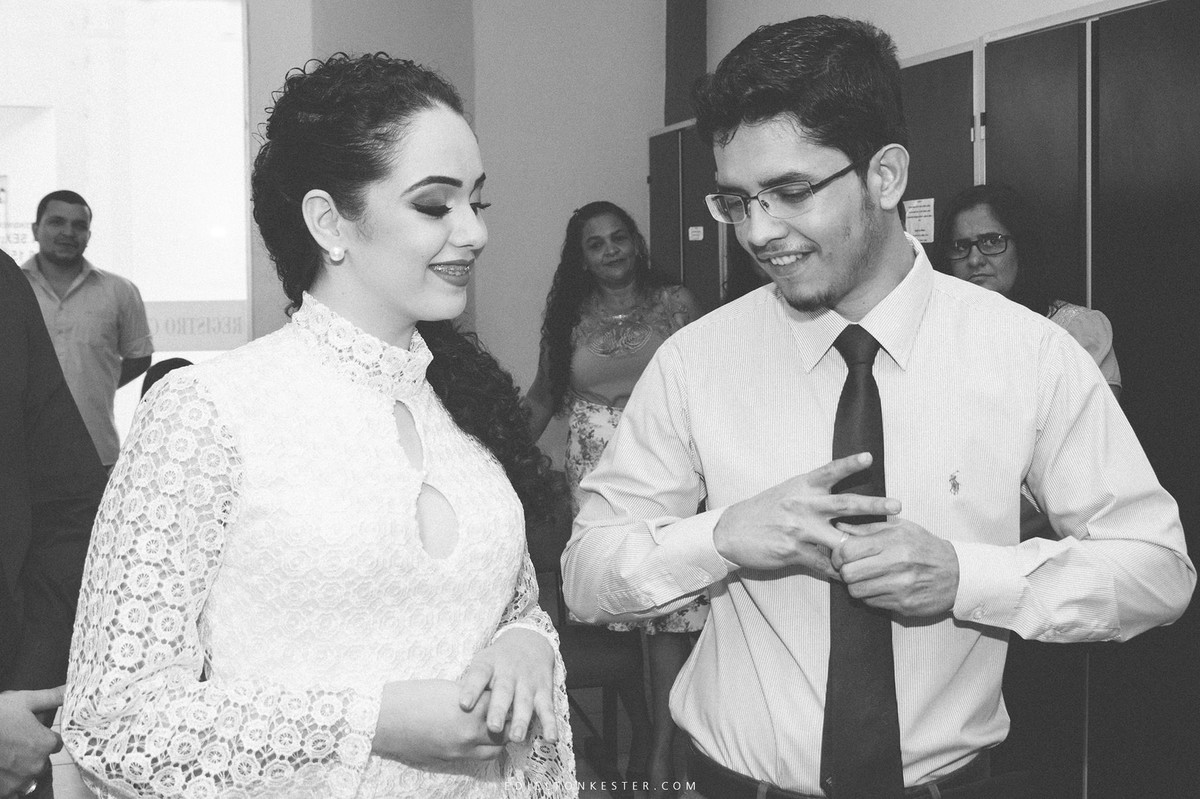 noivos trocando aliança no casamento civil com fotos feitas pelo fotografo de casamentos edielton kester