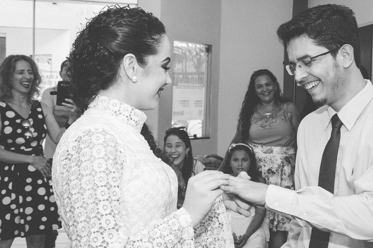 noivos trocando aliança no casamento civil com fotos feitas pelo fotografo de casamentos edielton kester