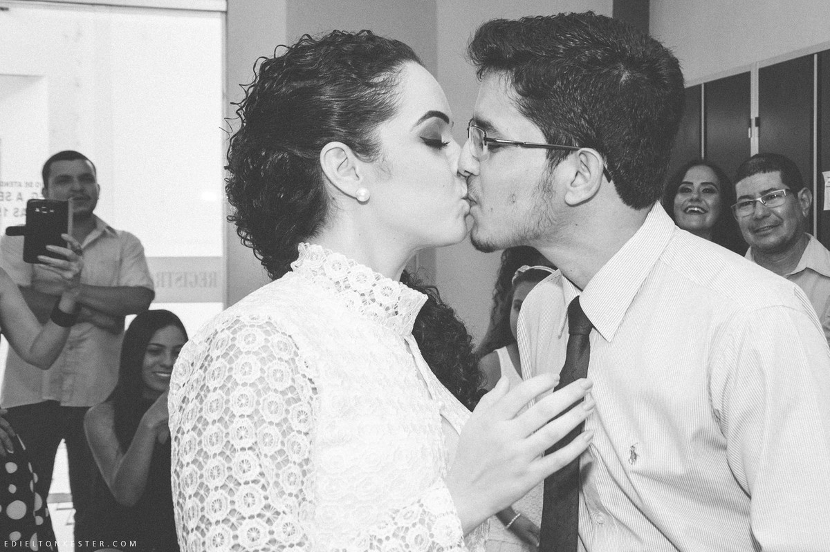 noivos dando o primeiro beijo depois de casamento no casamento civil