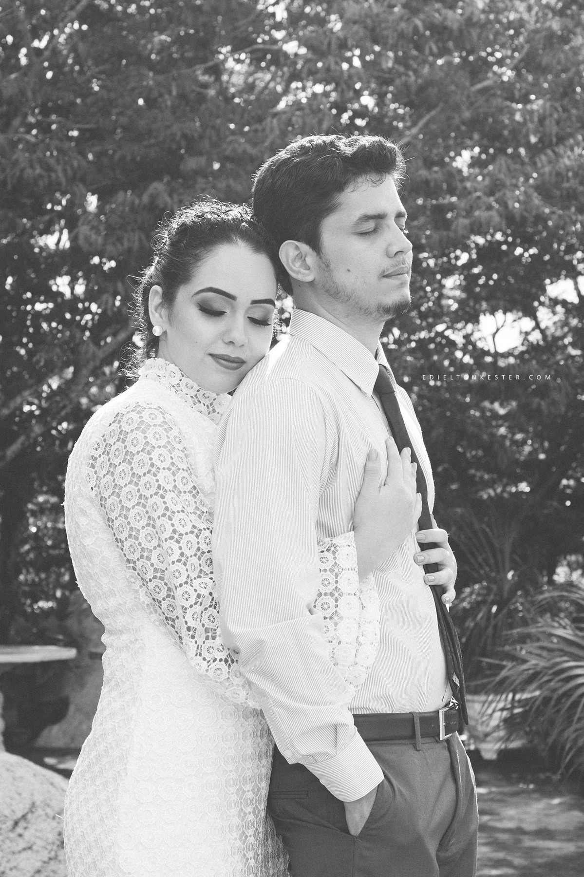 noiva abraçando seu esposo em momento de conexao no casamento