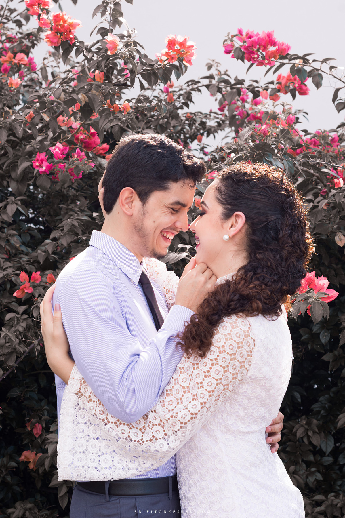 noivos sorrindo apaixonados após o casamento civil com fotos pelo fotografo de casamentos edielton kester