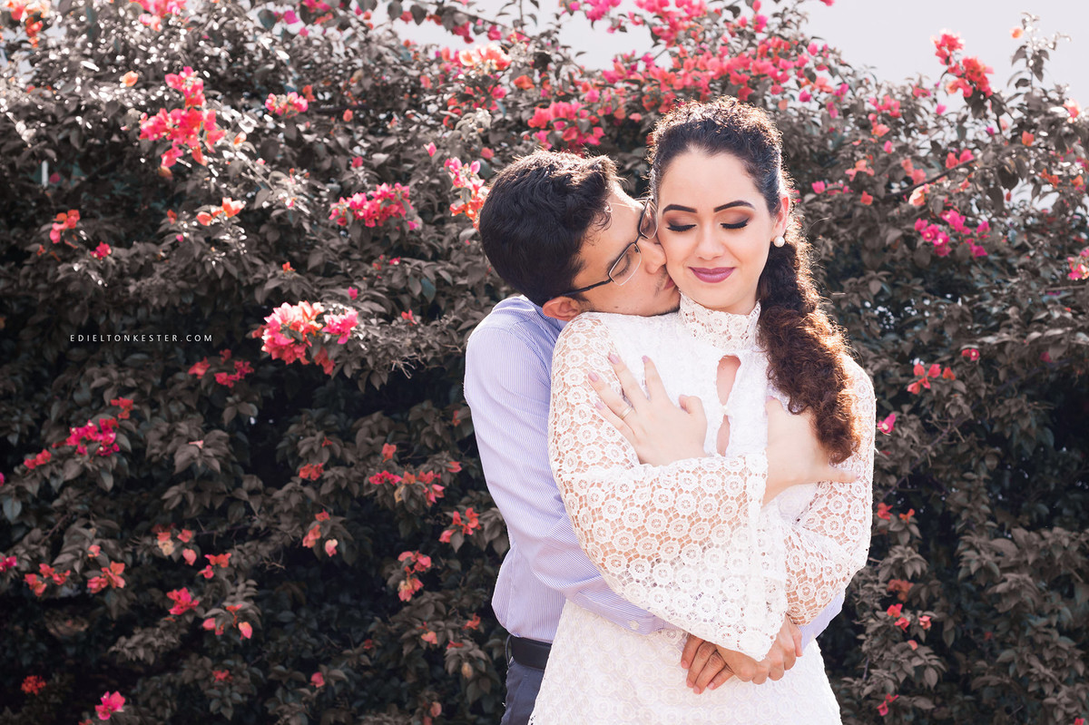 noivos se abraçando com carinho após o casamento