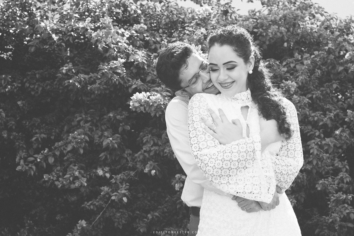 noivos se abraçando com muito carinho e sorrindo