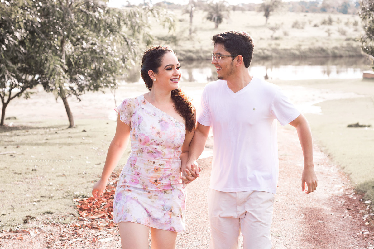 casal correndo de maos dadas e sorrindo