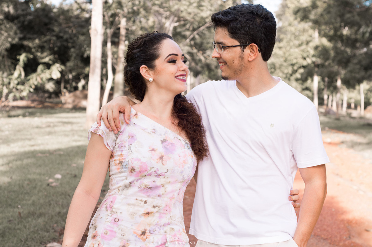 noivos caminhando juntos abraçados