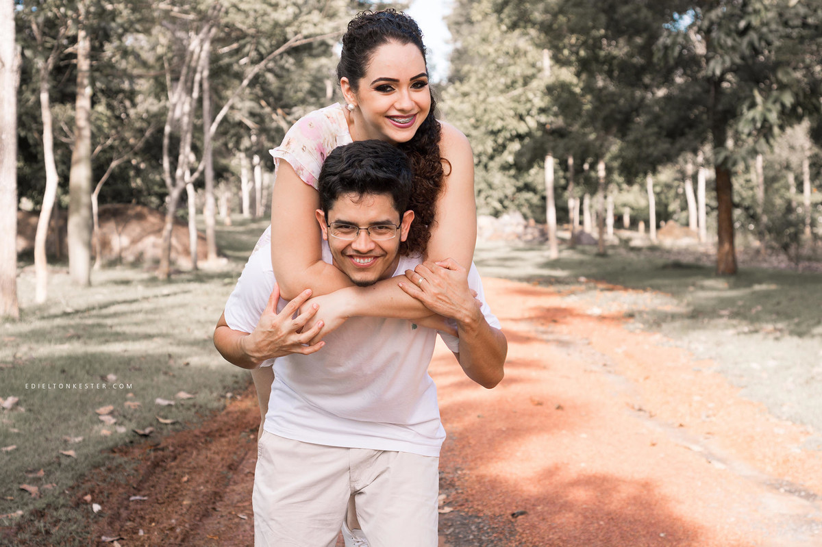 noivo brincando de carregar a noiva nas costas