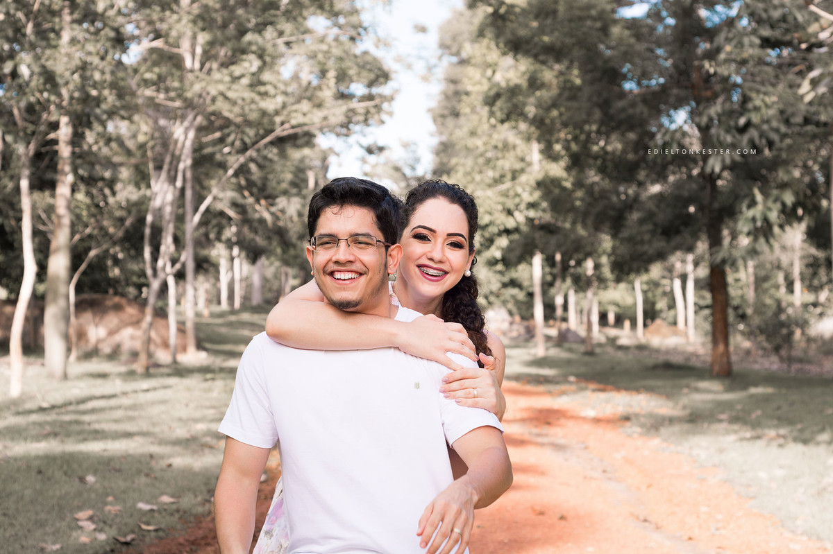 noivo brincando de carregar a noiva nas costas em pose divertida e natural