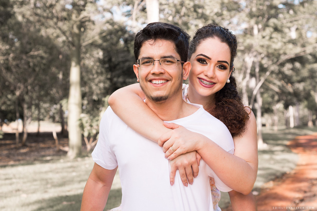 noivo brincando de carregar a noiva nas costas