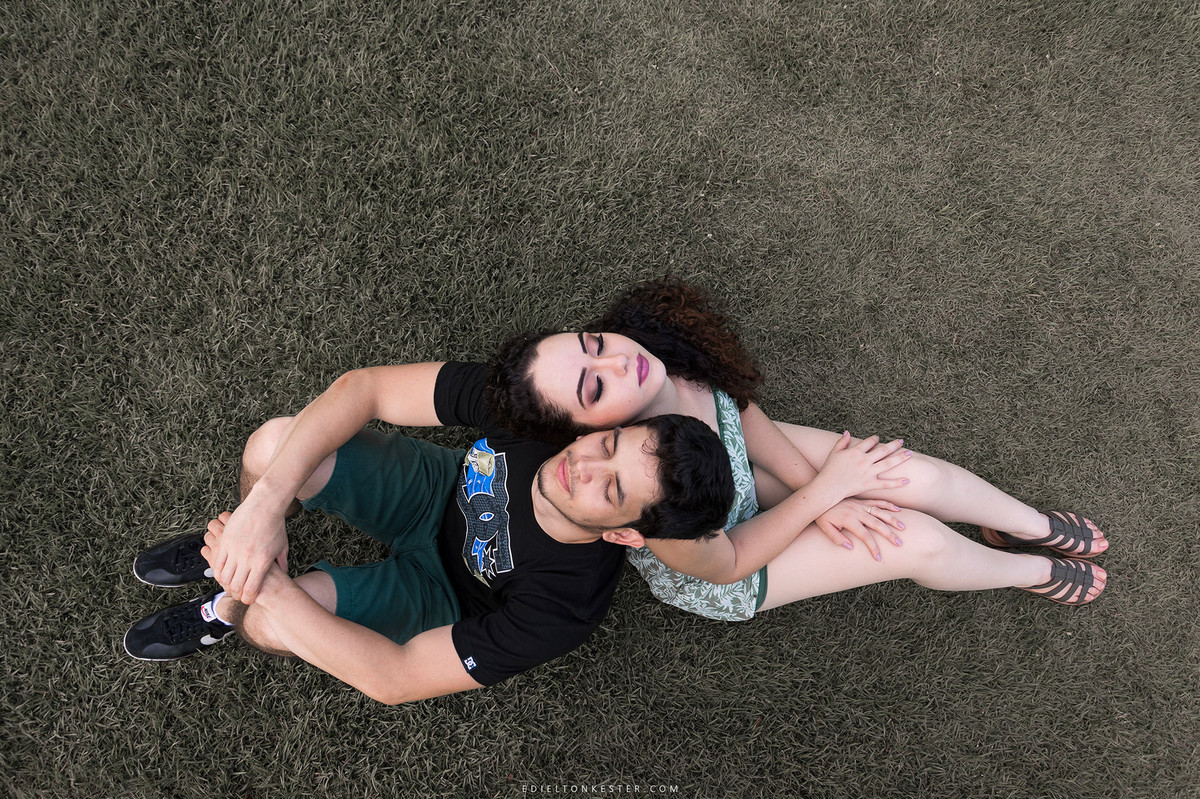 noivos em ensaio após o casamento