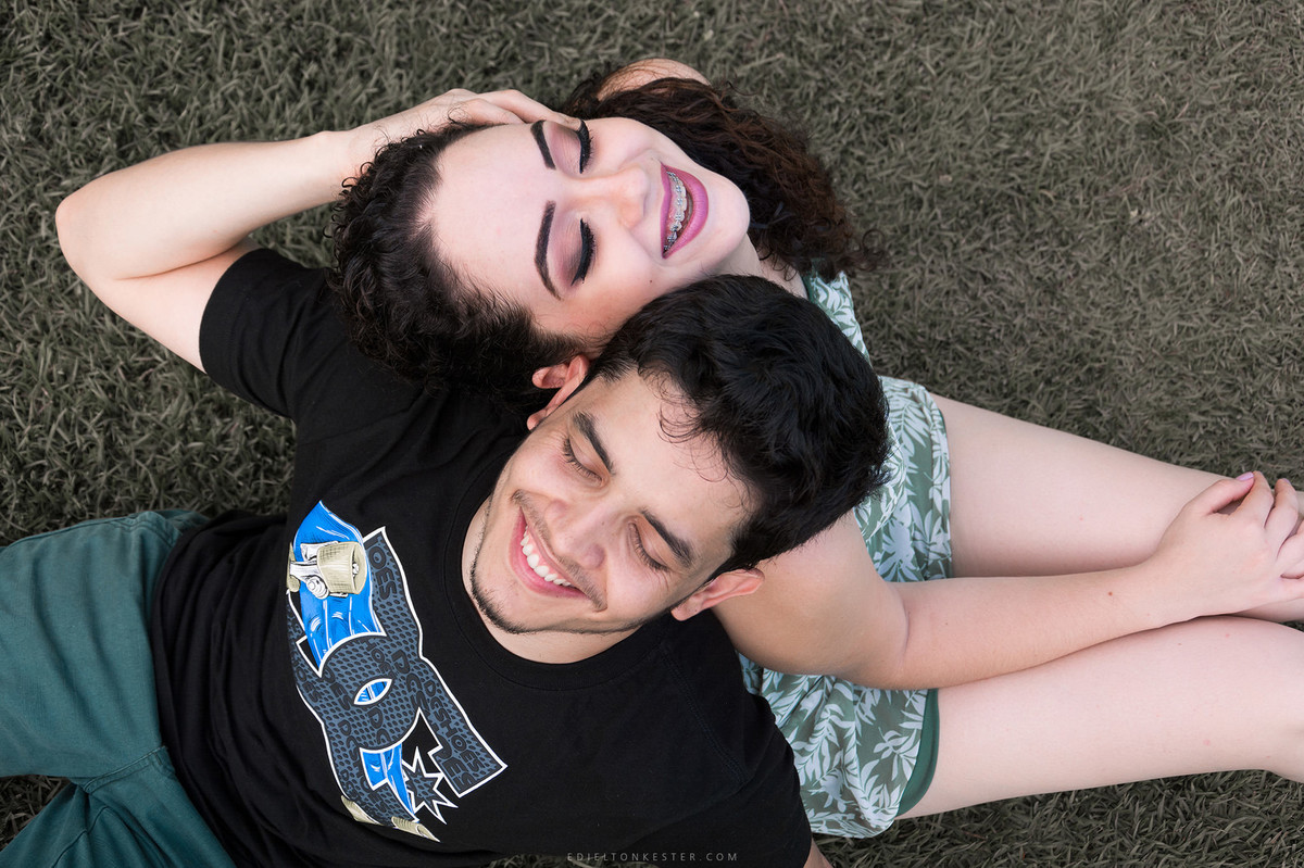 noivos em ensaio após o casamento