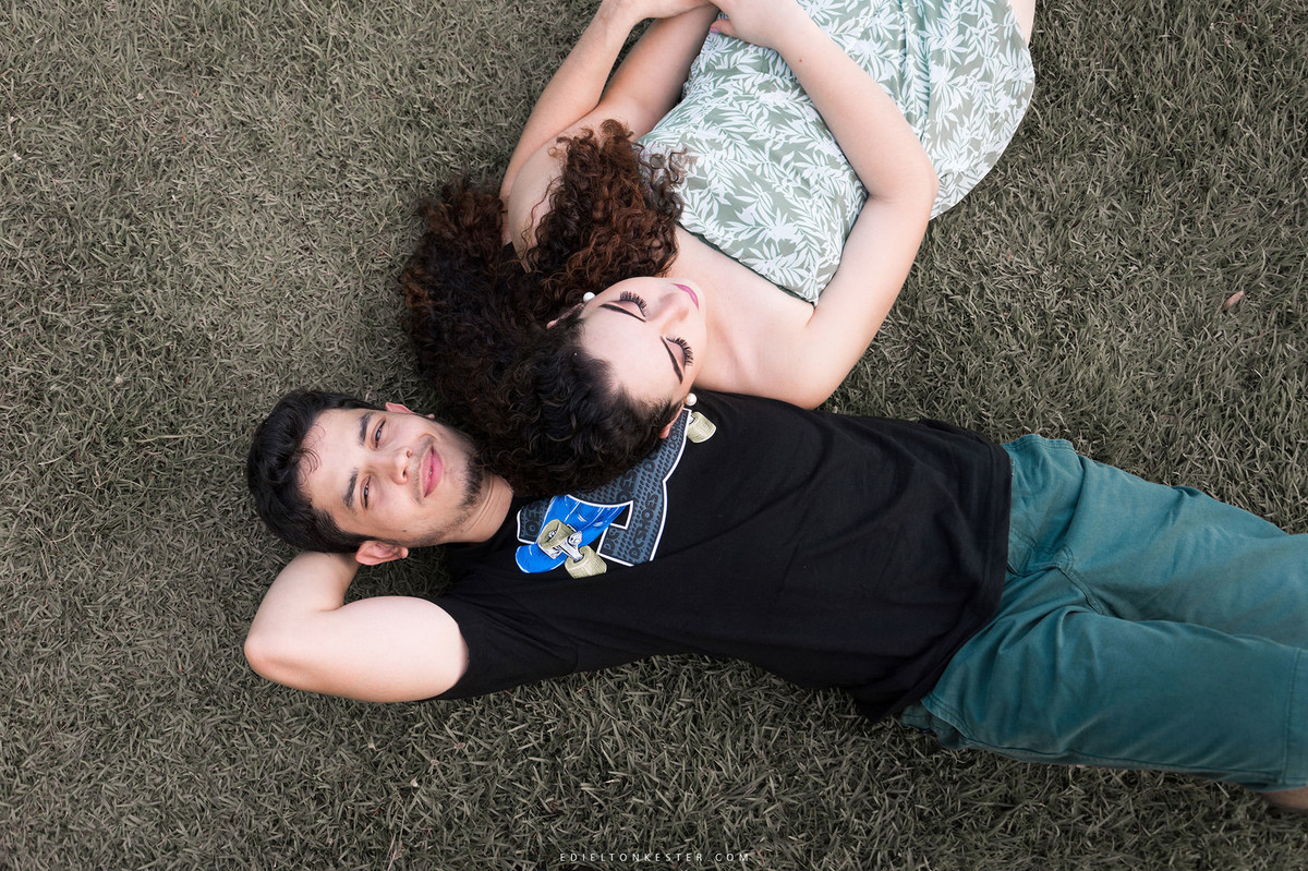 noivos deitados e escorados um no outro com muita ternura