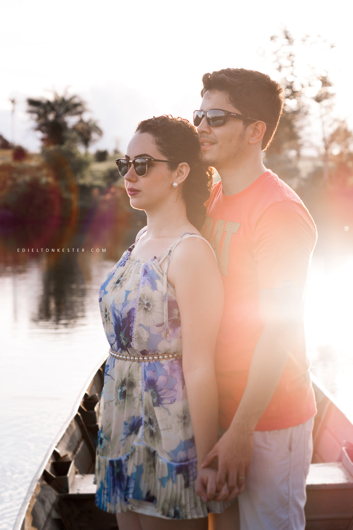 noivos de oculos escuros em fotos de casamento ao entardecer