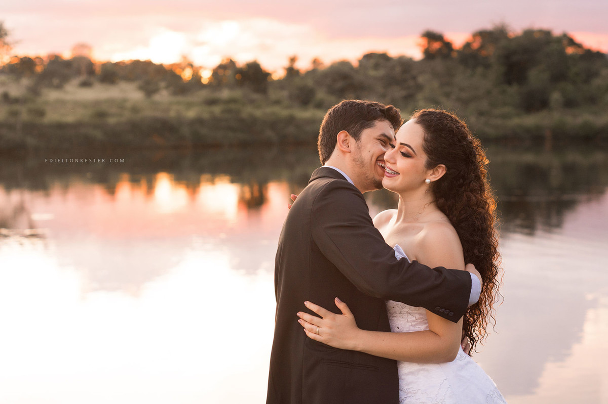 noivo vendo sua amada noiva pela primeira vez com vestido de noiva