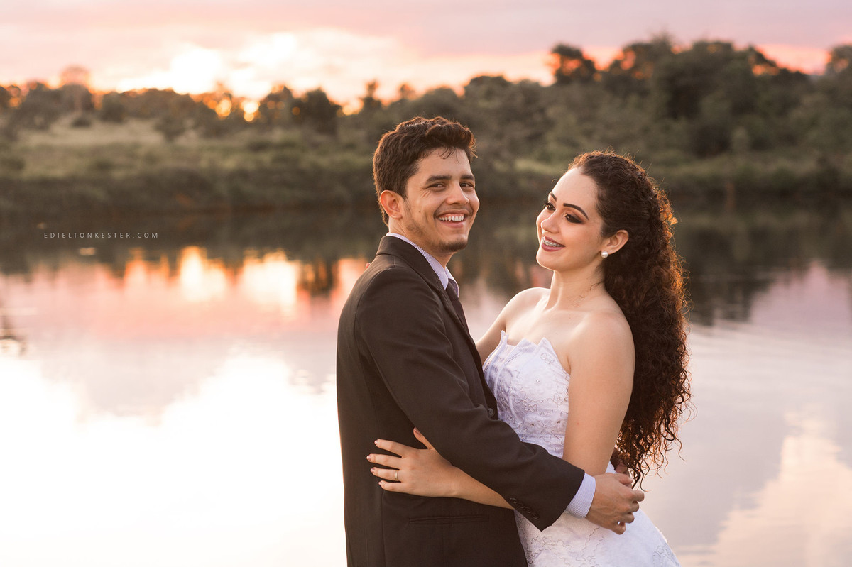 noivo vendo sua amada noiva pela primeira vez com vestido de noiva