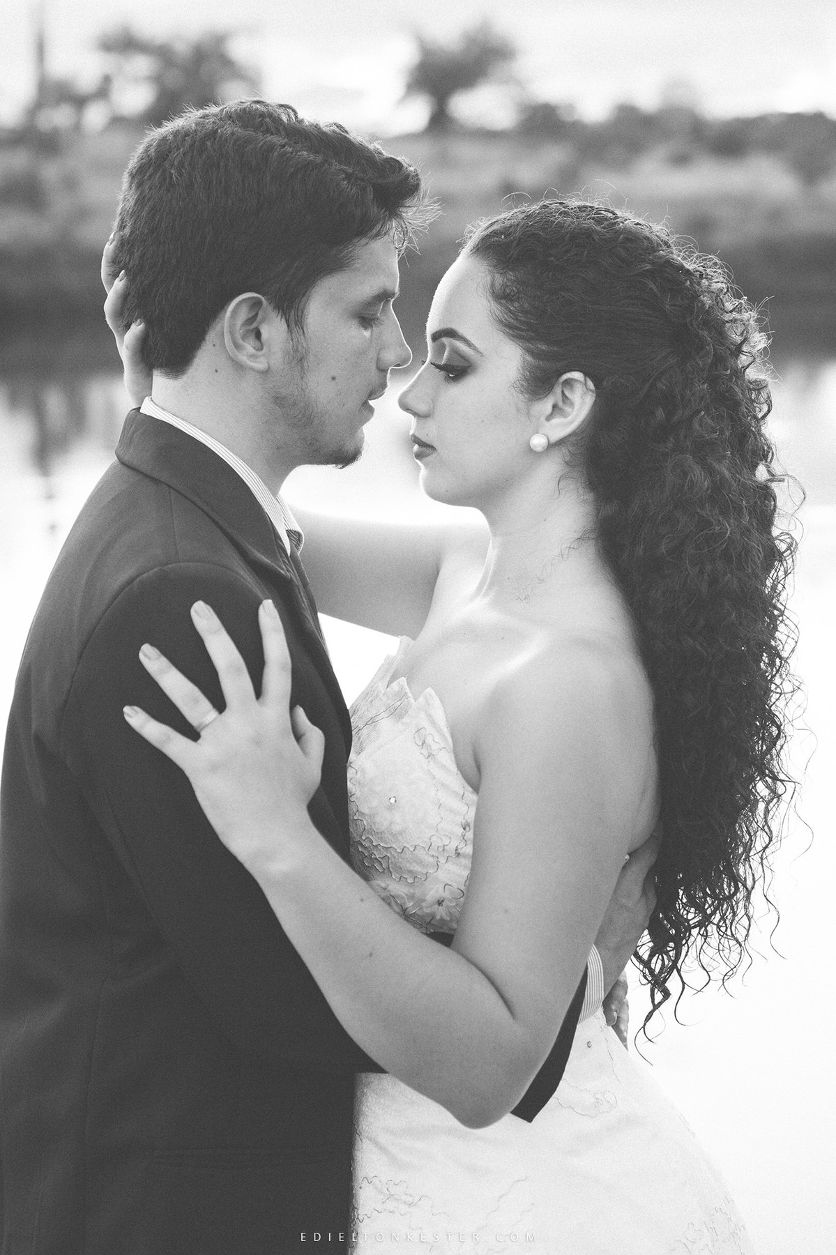 noivos se olhando apaixonados proximo a um lago