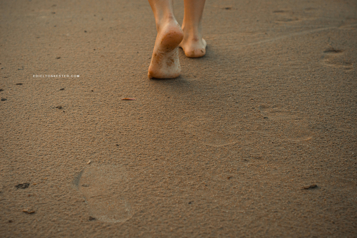 pegadas de menina caminhando na areia