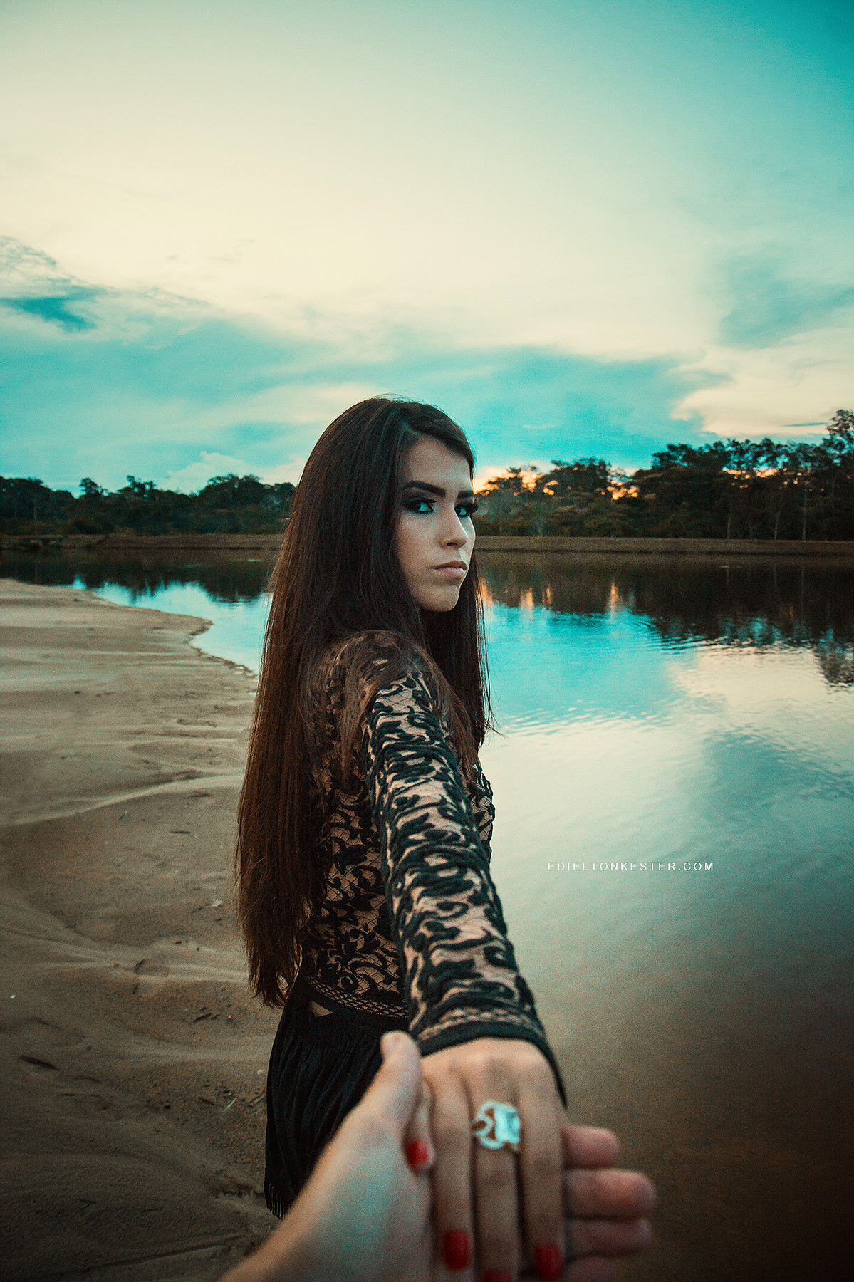 menina segurando a mao e olhando para o horizonte com foto feita pelo fotografo de casamento edielton kester