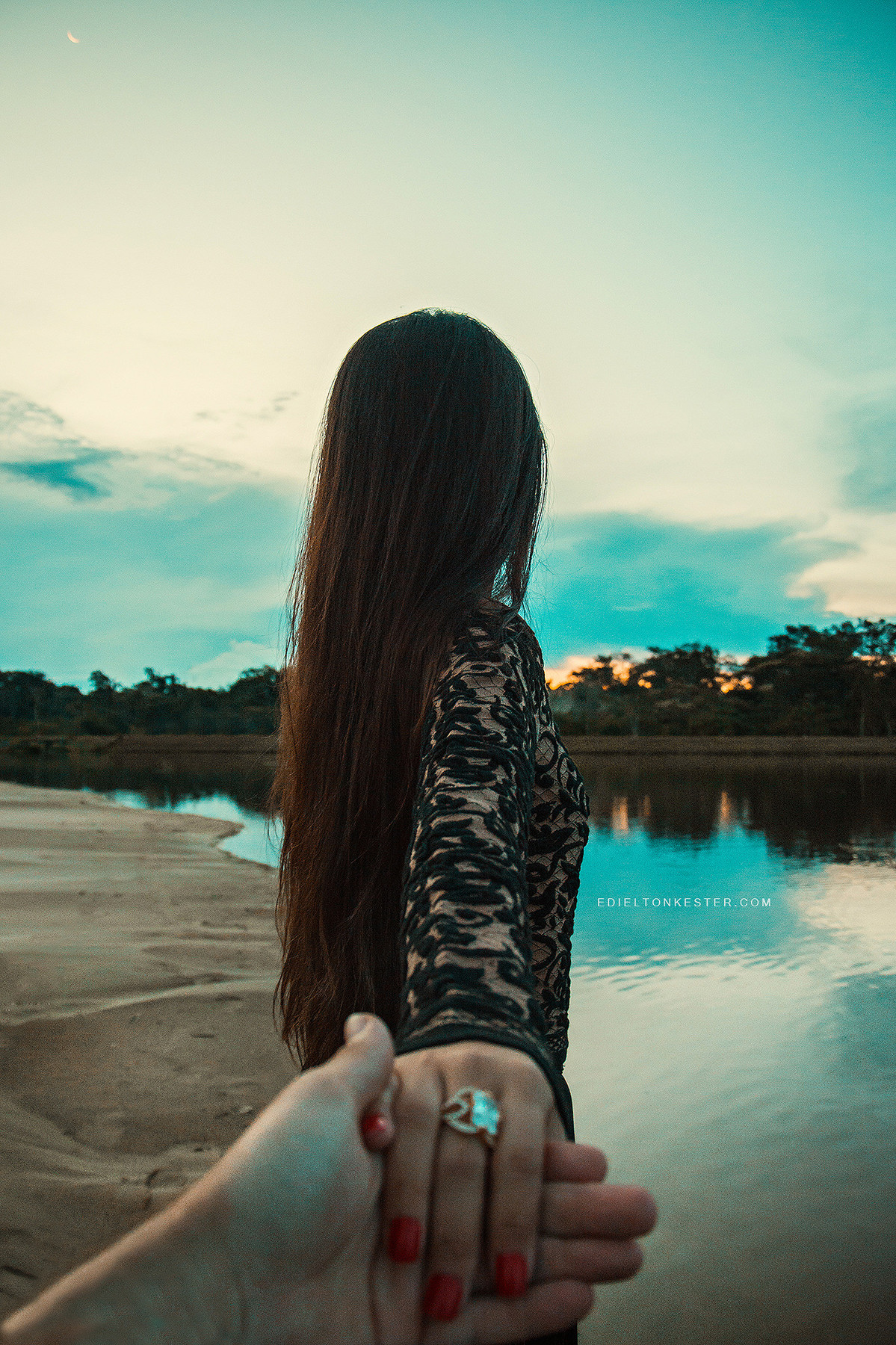 menina segurando a mao e olhando para o horizonte com foto feita pelo fotografo de casamento edielton kester
