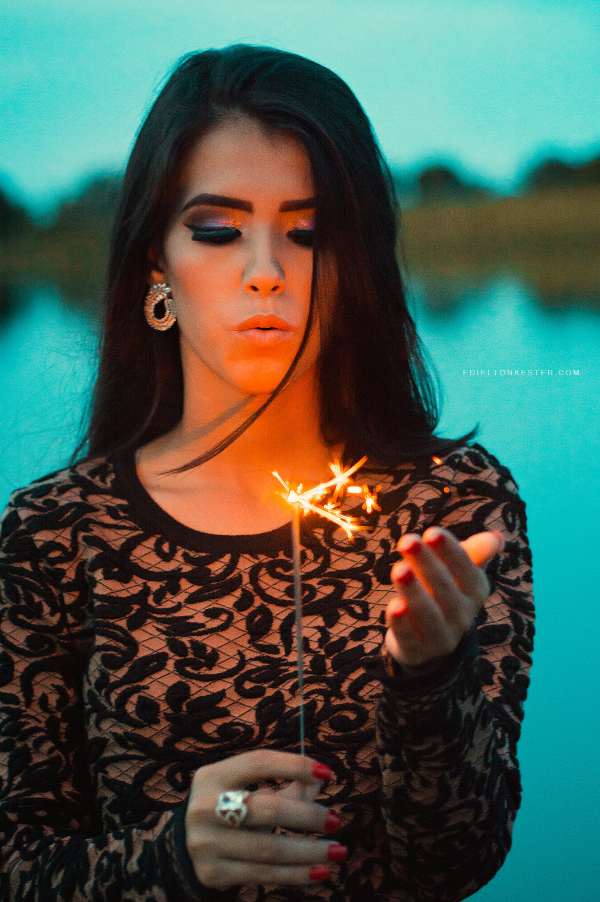 ensaio de 15 anos com menina segurando sparkles