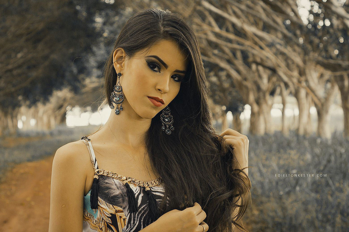 ensaio de 15 anos com mulher segurando o cabelo