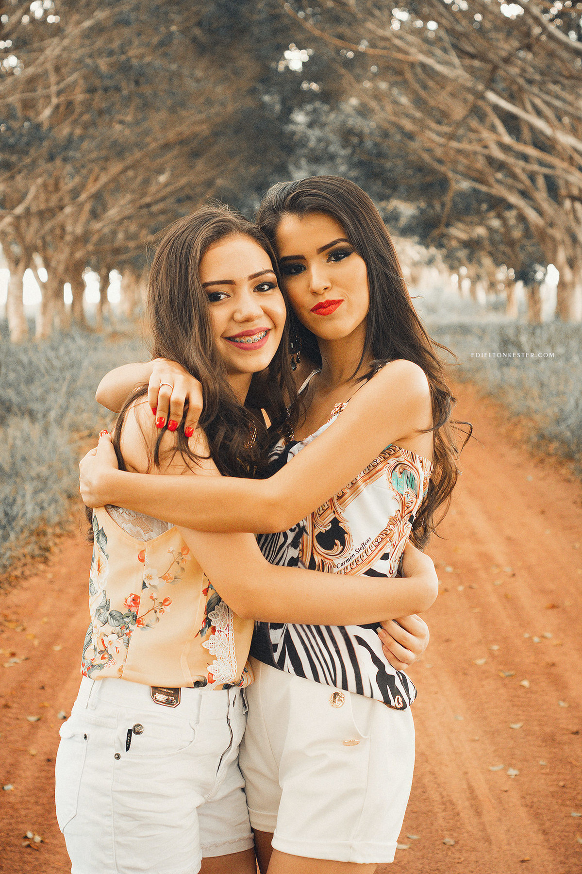 amigas se abraçando em ensaio de 15 anos feito pelo fotografo edilton kester em ro