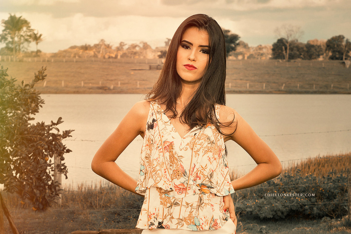 ensaio de 15 anos com menina posando para fotos feita pelo fotografo de casamentos e familias em rondonia rolim de moura edielton kester