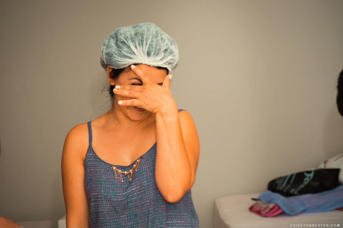 mae da aniversariante escondendo o rosto em making of engraçado