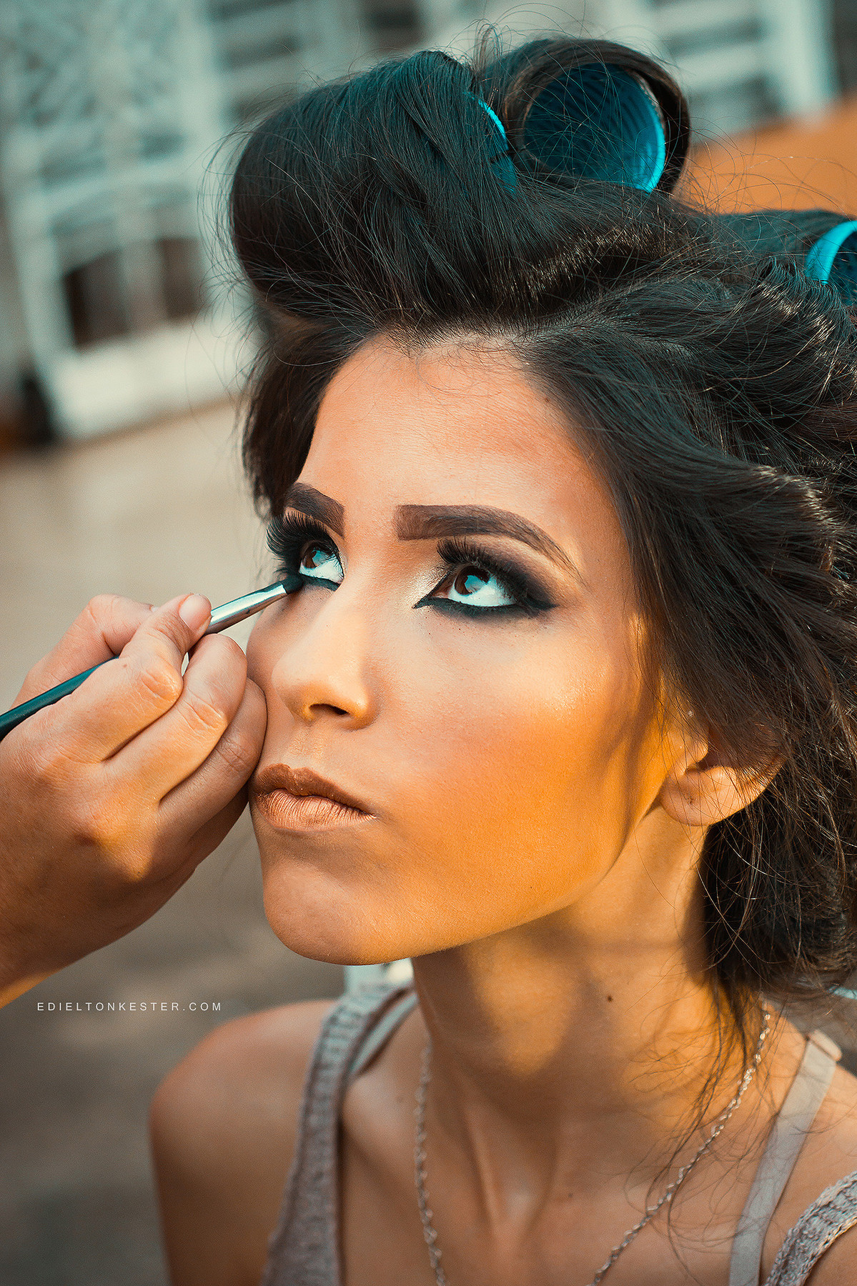 menina se maquiando e olhando para cima em otos de making of com glamour feitas pelo fotografo edielton kester