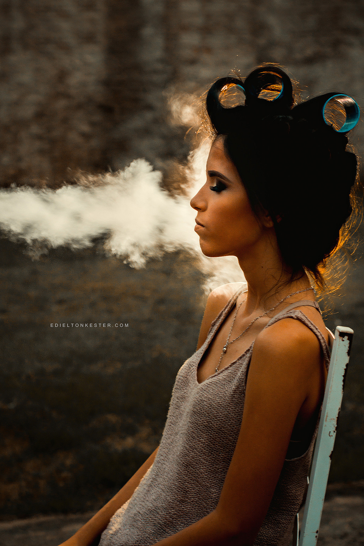 maquiadora aplicando spray em making of com fumaçã