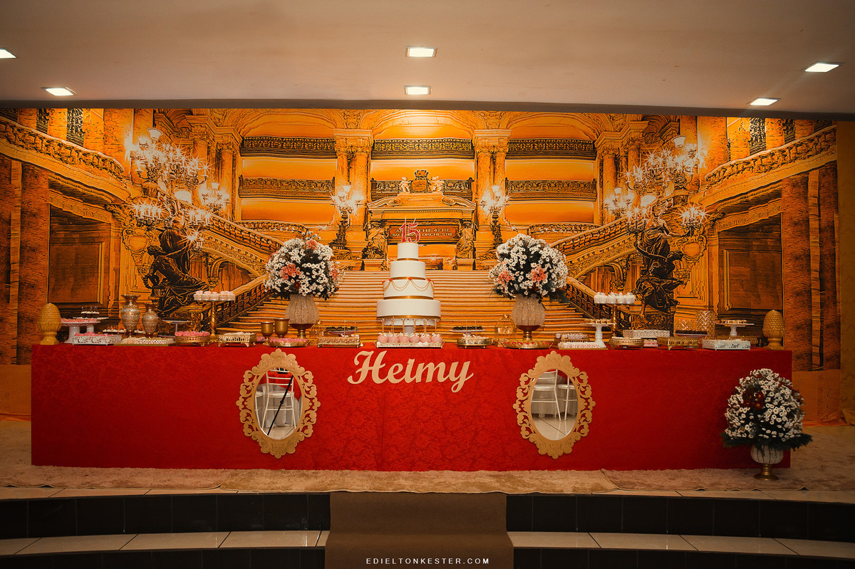 mesa do bolo e doces de 15 anos com decoração luxuosa