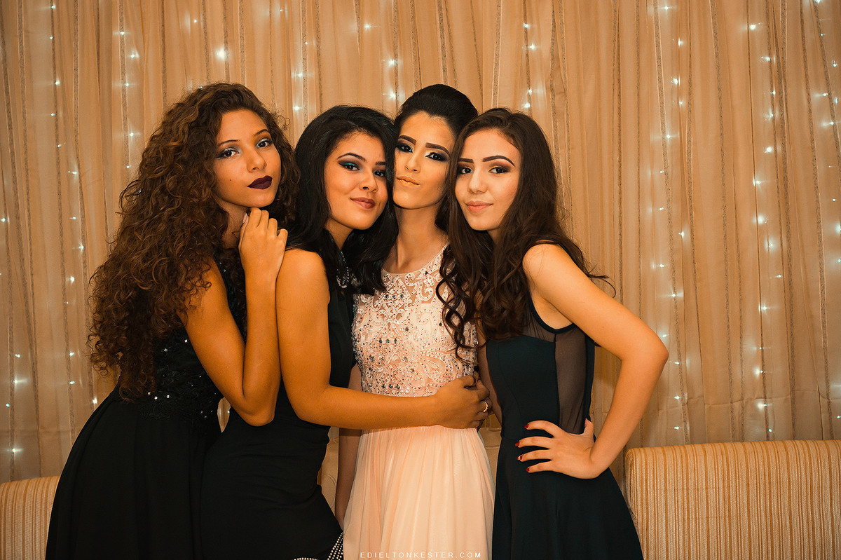 aniversariante de 15 anos com suas amigas abraçadas