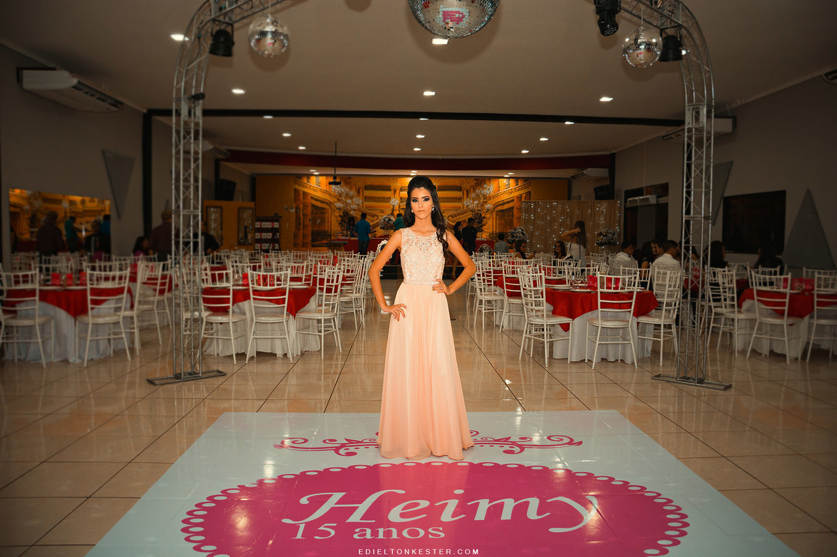 debutante posando para fotos aniversário de 15 anos com decoração luxuosa