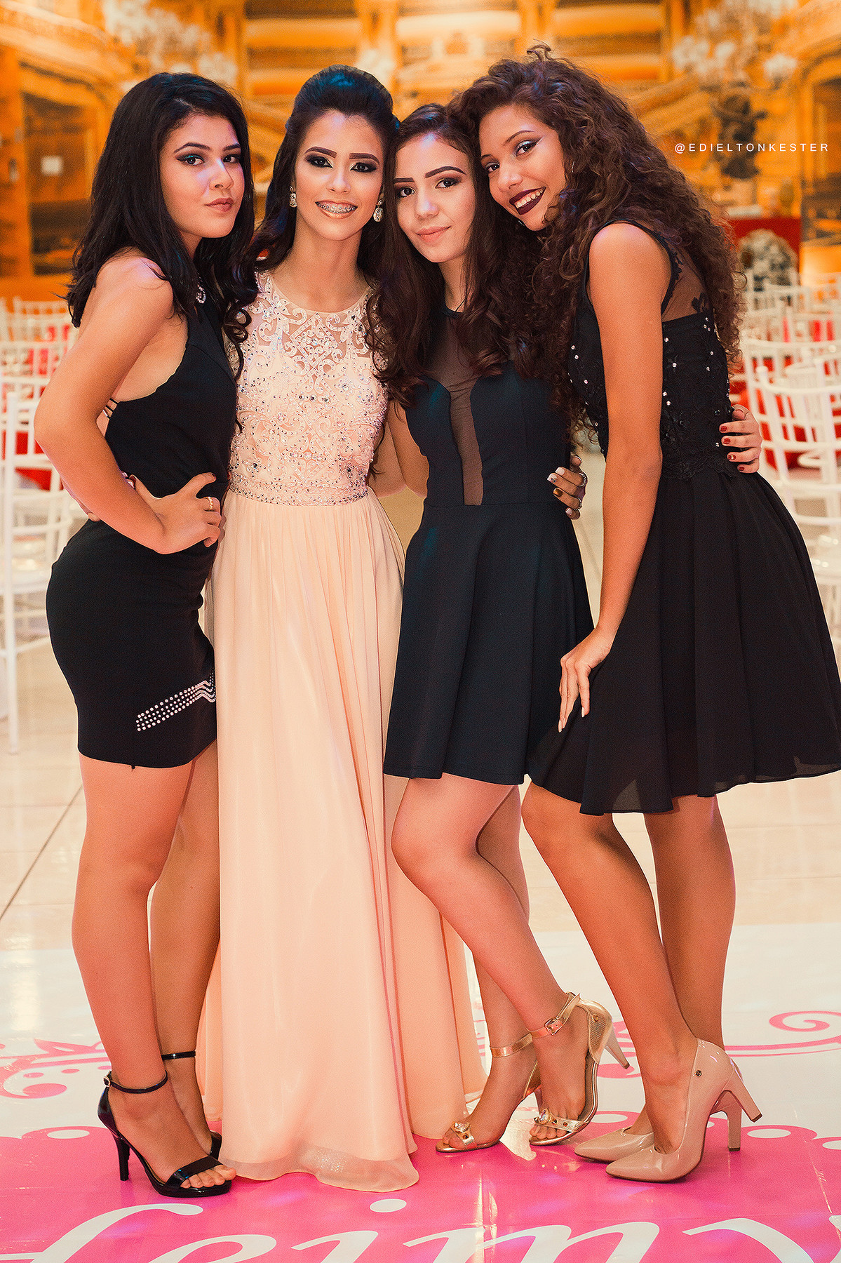 aniversariante de 15 anos com suas amigas abraçadas