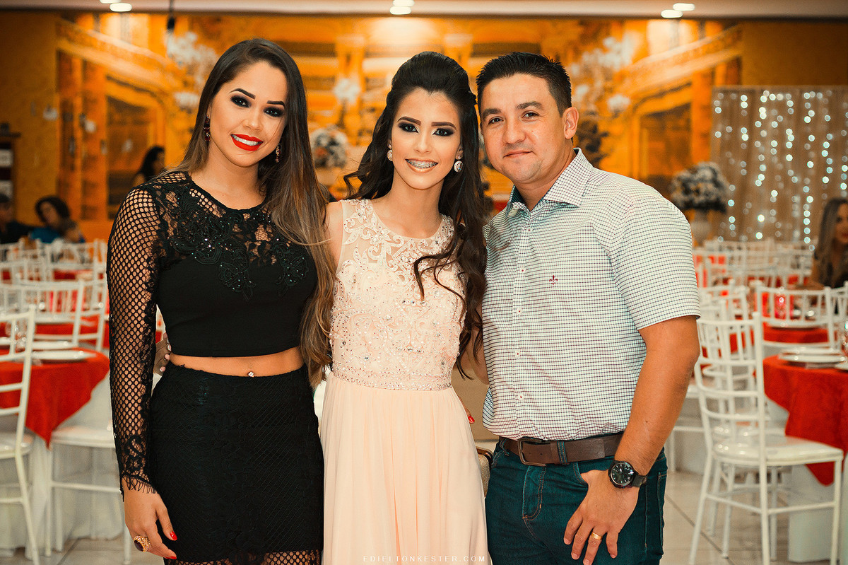 debutante com amigos em seus 15 anos