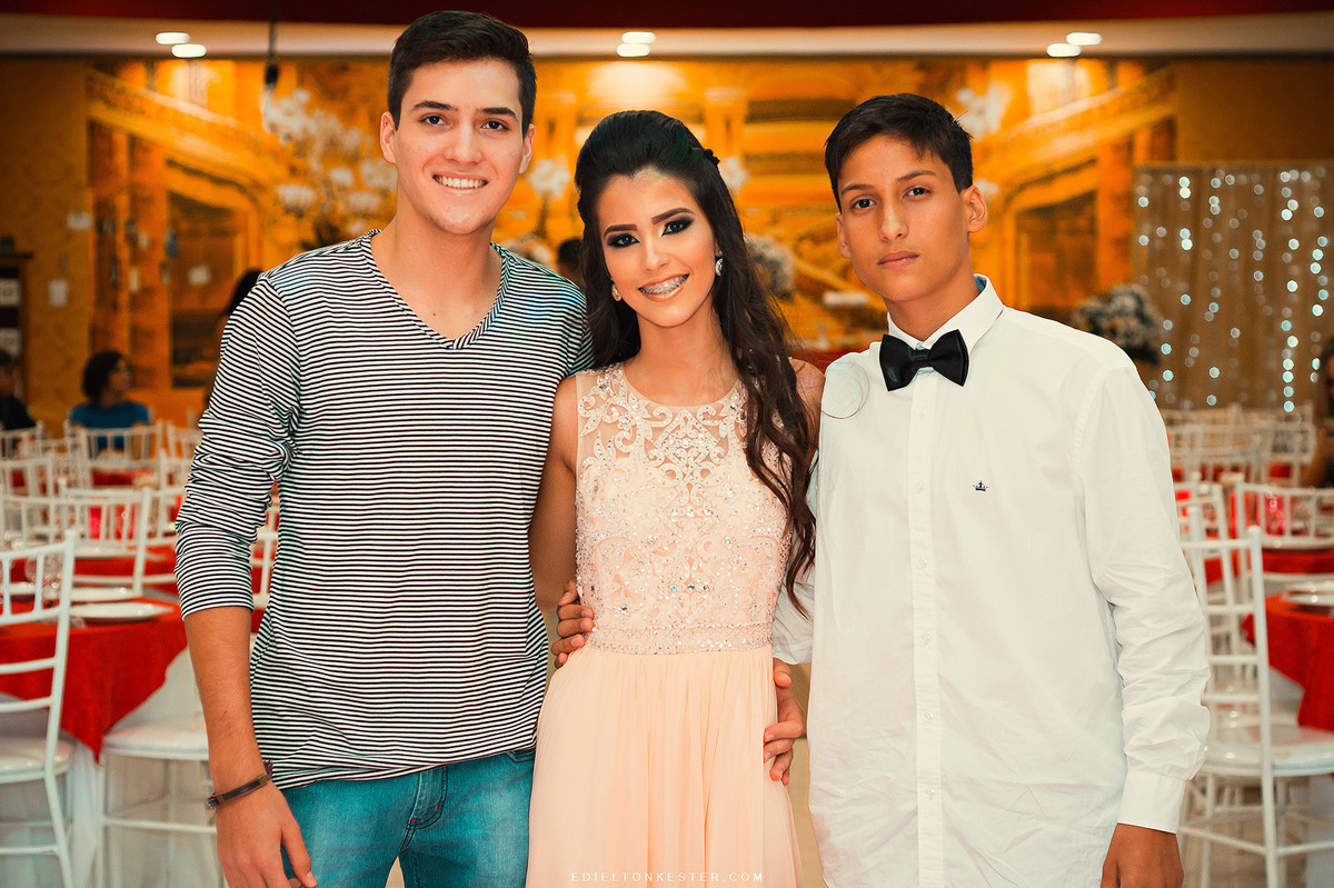 debutante com amigos em seus 15 anos