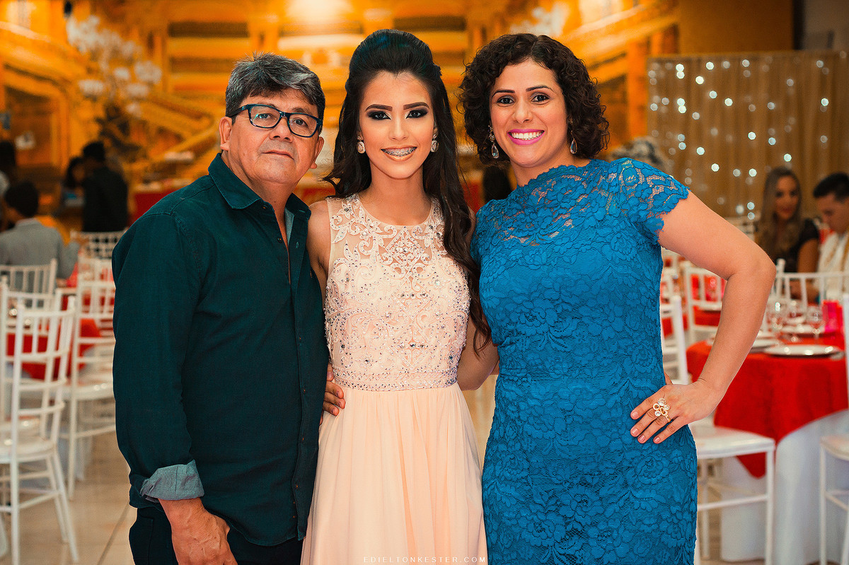 debutante com amigos em seus 15 anos