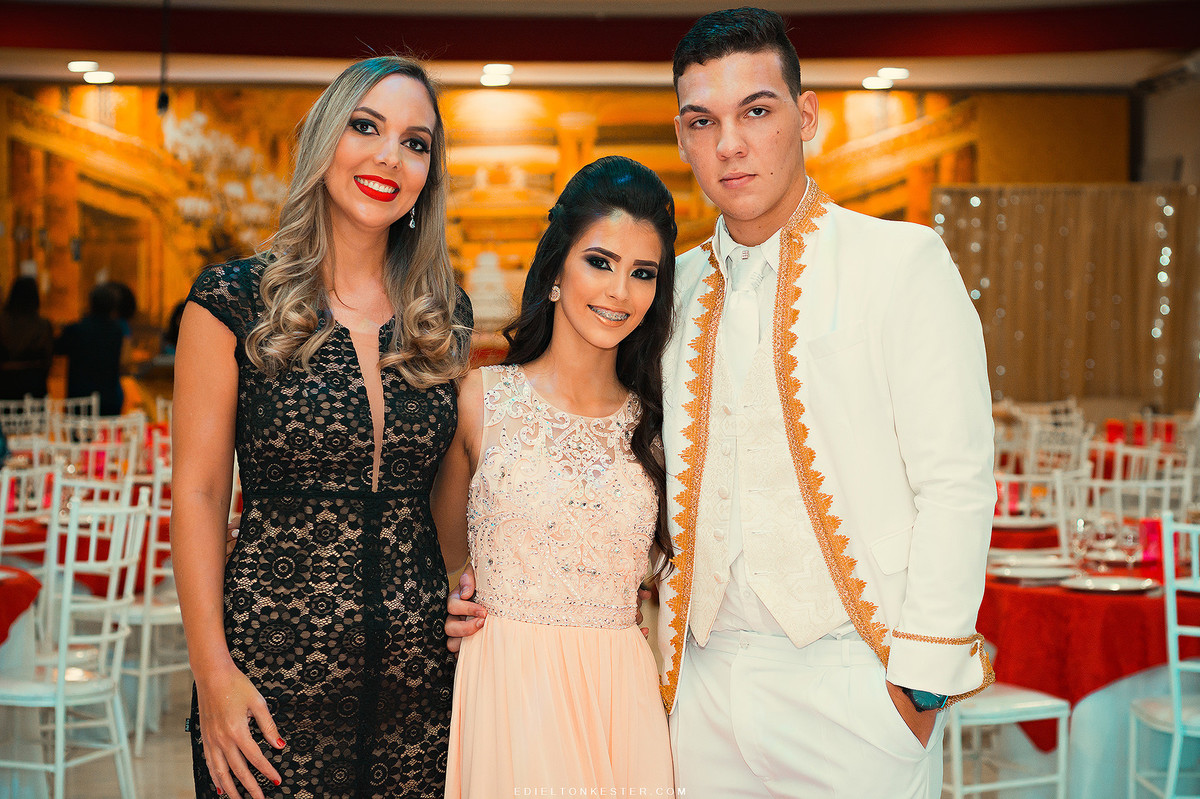 debutante com amigos em seus 15 anos