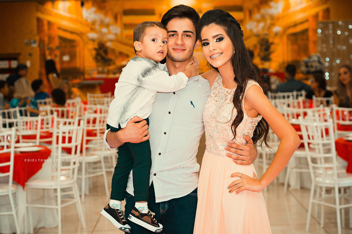 debutante com amigos em seus 15 anos