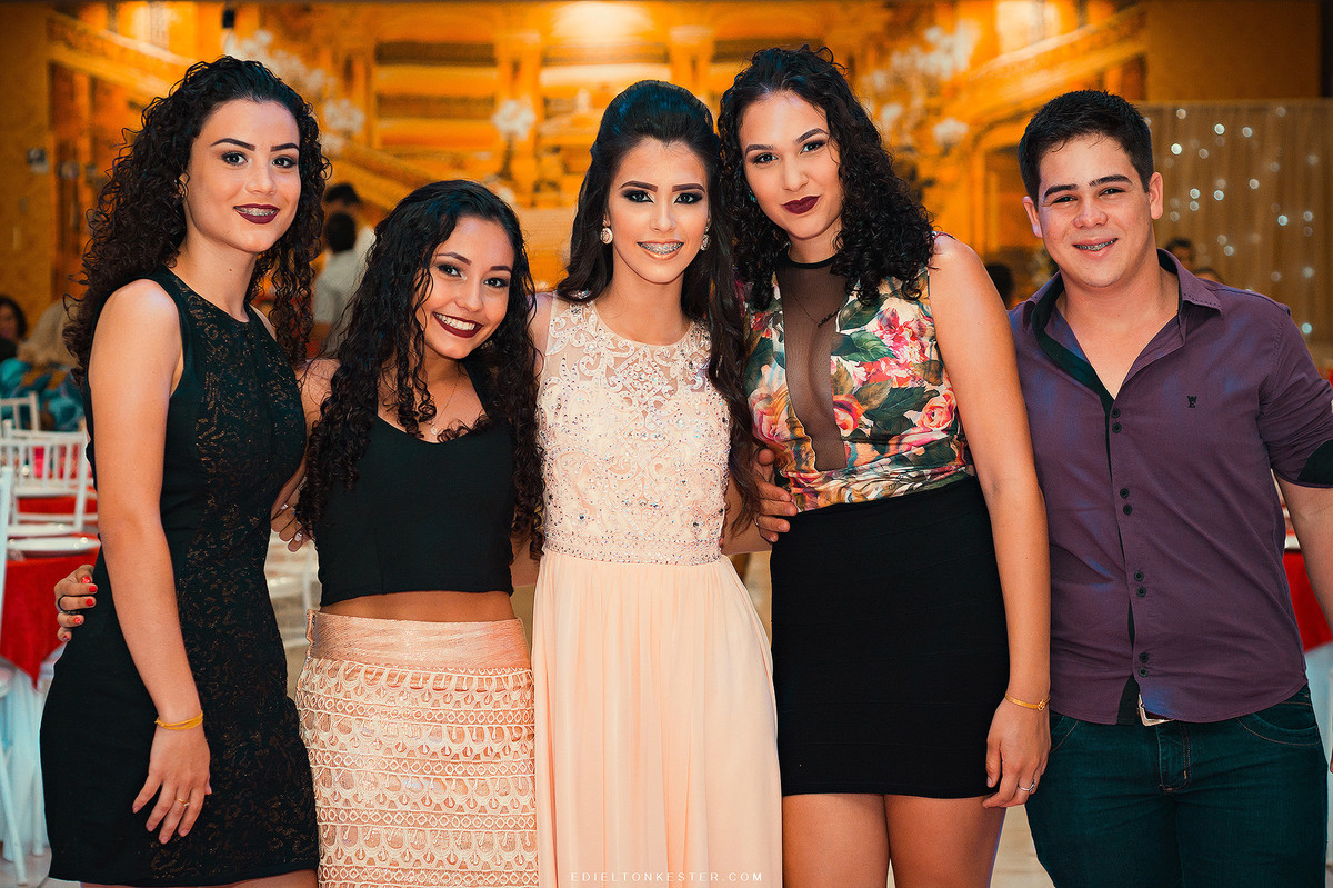 debutante com amigos em seus 15 anos