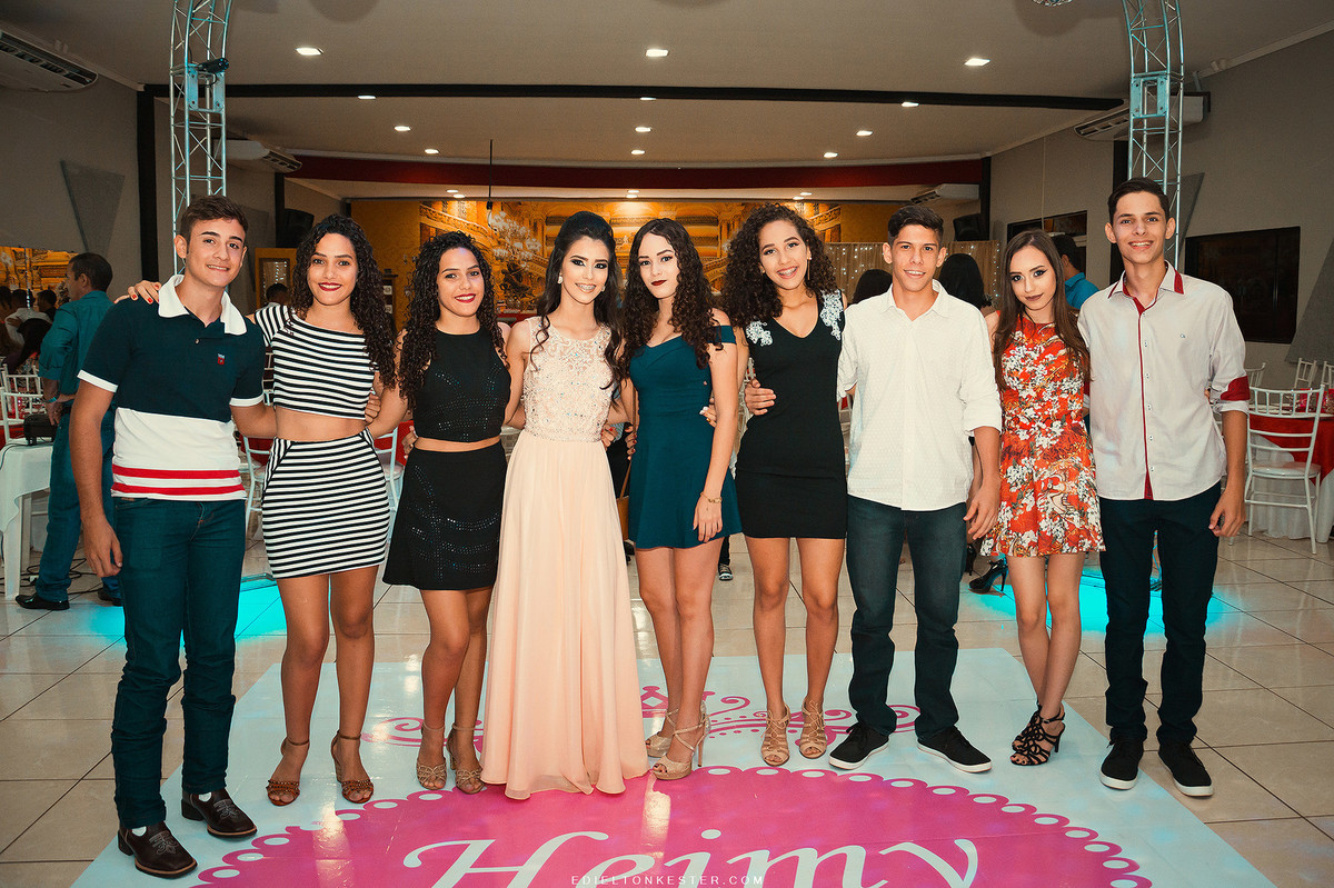 debutante com amigos em seus 15 anos